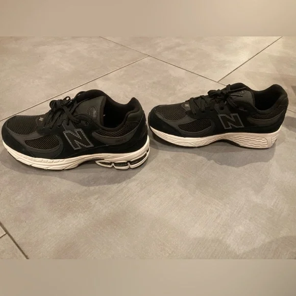 BLACK NEW BALANCES / KIDS SIZE 6